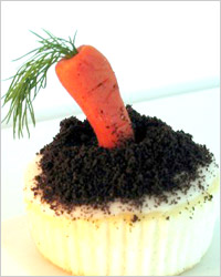 Пирожное с морковкой из марципана