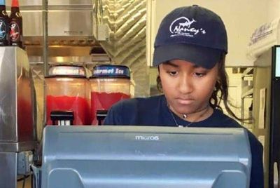 Дочь Обамы работает в рыбном ресторане