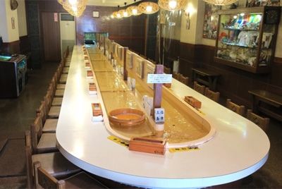 Японский ресторан доставляет блюда по конвейерной ленте с водой