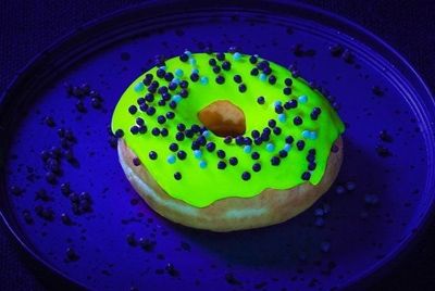 Австралийская пекарня создала светящиеся в темноте пончики