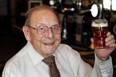 Старик стал получать бесплатное пиво от паба после своего 100-го дня рождения