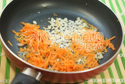 На сковороде с растительным маслом обжарить мелко нашинкованный лук две минуты, добавить тертую морковь и обжаривать еще на пару минут