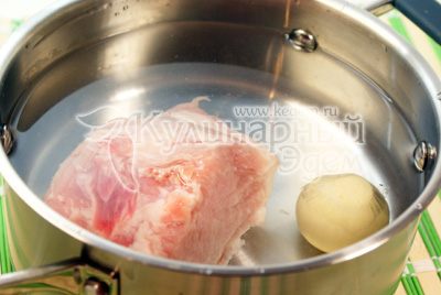 Мясо и одну очищенную луковицу залейте холодной водой и поставьте вариться. После закипания убавьте огонь, снимите пену и варите до готовности мяса. Выловите луковицу. Достаньте мясо, остудите и порежьте кубиками
