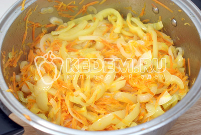 На растительным масле обжарить лук с морковью и перцем в течении 3-5 минут