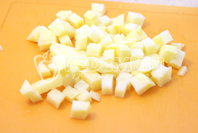 Добавить в бульон кубиками порезанный картофель. И варить 2-3 минуты. Добавить перловку. 