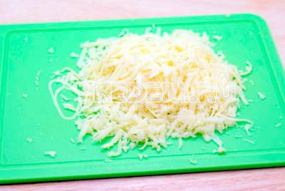 Сыр натереть на терке, разделить на три части