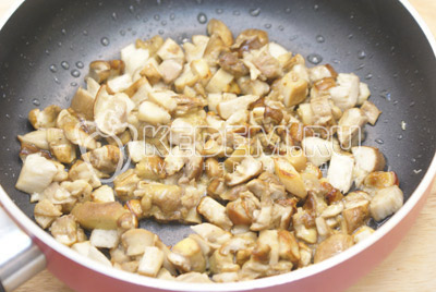 Нарезать грибы кубиками. Обжарить грибы на небольшом количестве масла и посолить. 