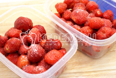 Пересыпание ягод сахаром нужно для того чтобы ягоды в замороженном состоянии не слиплись. 