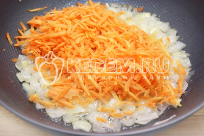 Морковь очистить и натереть на терке. Добавить морковь к луку и обжарить 3-4 минуты. 