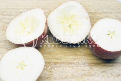 Яблоки разрезать пополам и вырезав середину у каждой половины