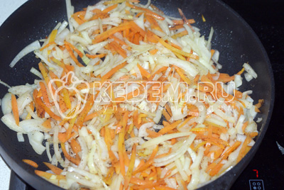 Морковь порезать соломкой. А лук полукольцами и обжарить их слегка на растительном масле