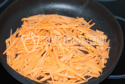 Лук и морковку пассеровать на растительном масле
