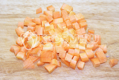 Морковь нарезать крупным кубиком