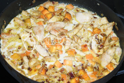 В сковороду к луку добавить морковь и обжарить. Затем добавить курицу, очищенную и нарезанную кубиком грушу, сливки, и травы. Посолить и поперчить по вкусу. 