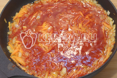 Добавить протертые помидоры «PODRAVKA», соль и сахар. Тушить на медленно огне 3-4 минуты