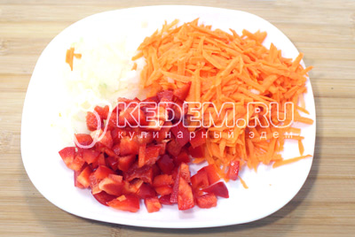 Очистить морковь, лук и перец. Лук мелко нашинковать, перец нарезать кубиками, морковь натереть на терке