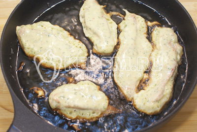 Обмакивая рыбу в кляр выложить на сковороду с разогретым растительным маслом