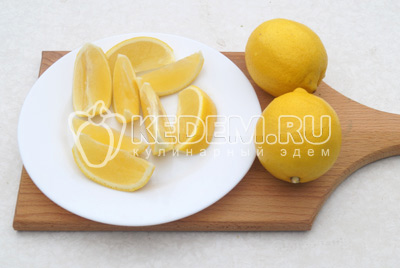 Лимоны нарезать дольками вместе с кожурой