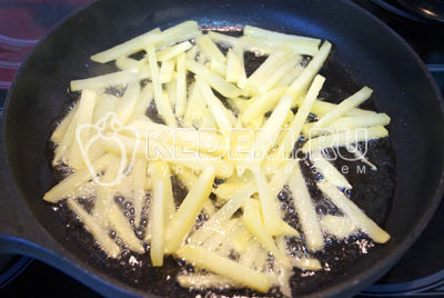 Картофель нарезать соломкой и обжарить на сковороде с растительным маслом. До золотистого цвета.