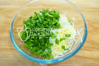В миске смешать отварные тертые яйца и мелко нашинкованный зеленый лук.