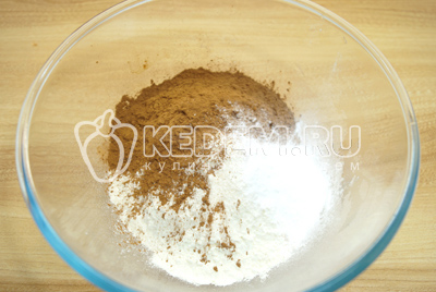 Муку просеять в миску, добавить какао, разрыхлитель и соль.
