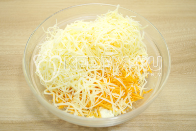 Добавить тертые сыр и морковь.