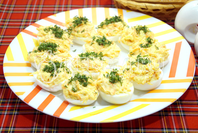 Фаршированные яйца с сыром готовы