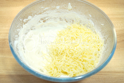 Добавить в миску сыр и перемешать до однородности.