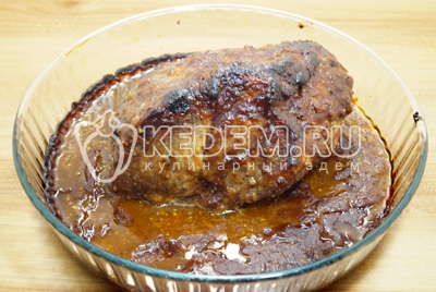 Достать из духовки мясо и обмазать оставшимся соусом, готовить при 180 градусах 1 час. Готовое мясо остудить.