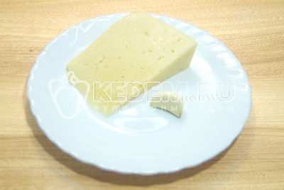 Сыр натереть на терке, чеснок очистить и измельчить.