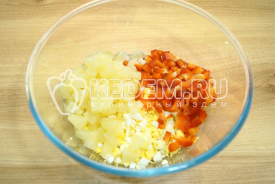 Добавить кубиками нарезанный болгарский перец и ананасы.
