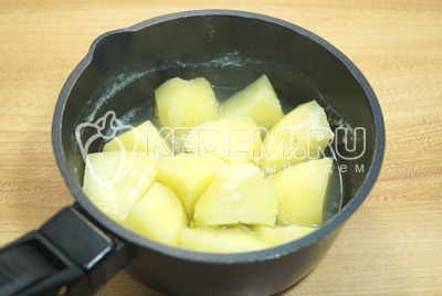 Картофель отварить до готовности в подсоленной воде.