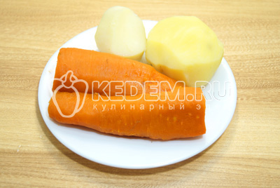 Морковь и картофель отварить, отсудить и очистить.