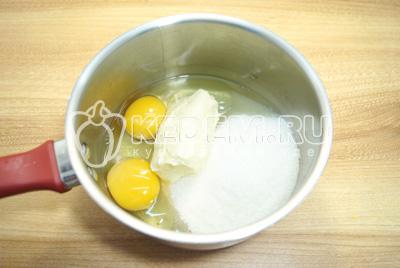 В сотейнике смешать яйца, сахар и масло.