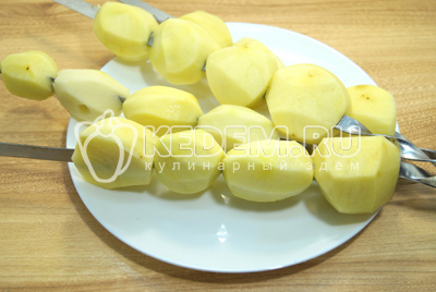 Картофель нанизать на шампуры.