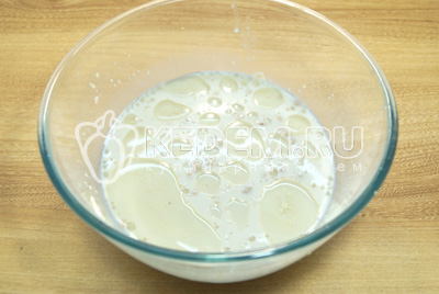 В миске подогреть молоко до теплого состояния и развести дрожжи. Добавить масло, соль и сахар.
