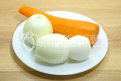 Лук и морковь очистить, лук нарезать полукольцами, морковь натереть на терке.