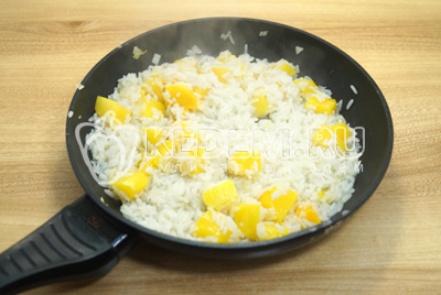 Добавить рис в сковороду и обжарить 2-3 минуты.