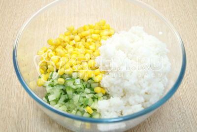 Добавить в миску кукурузу и рис.