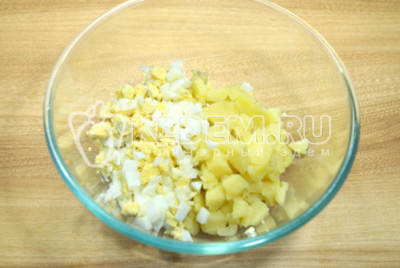 В миску нарезать мелкими кубиками яйца и картофель.