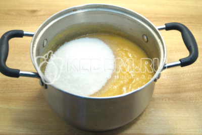 Выложить яблочное пюре в кастрюлю и добавить сахар, на 1 килограмм пюре 500 грамм сахара.