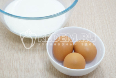 Чтобы приготовить вкусные блинчики с творогом нужно для начала приготовить тонкие блинчики, для этого в миску влить 400 миллилитров молока 3,2% жирности, добавить 3 яйца.