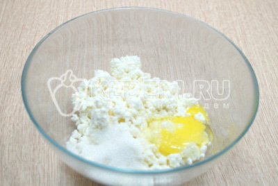 В миске смешать 300 г творога, 1 яйцо и 2-3 ст. ложки сахара.