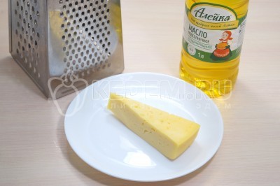 100 грамм твердого сыра натереть на терке.