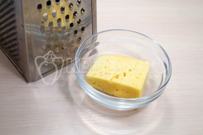 50 грамм твердого сыра натереть на крупной терке.