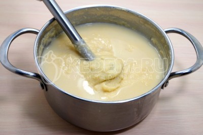 При помощи блендера измельчить суп в пюре.