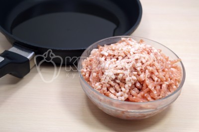 Чтобы приготовить соус с фаршем к макаронам и спагетти нужно на сковороде разогреть 3 столовых ложки растительного масла и выложить 300 грамм мясного фарша.