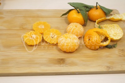 Мандарины очистить и нарезать на половинки, если мандарины большие, украшайте дольками, полностью сняв кожицу.