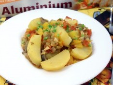 Картофель запеченный в фольге в духовке с овощами и грибами