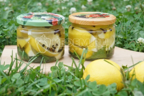Маринованные лимоны с листьями смородины